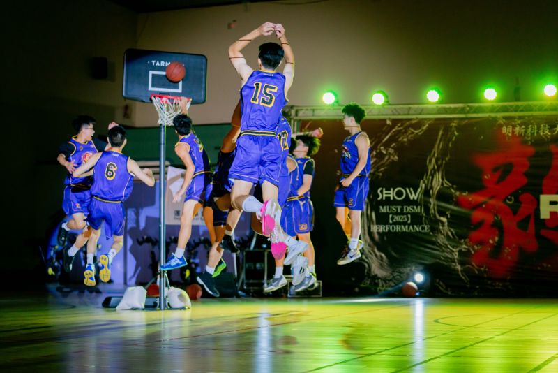 運管系學生於成果發表會進行籃球展演，以攻防節奏、場上判斷與團隊協作展現球類運動訓練成果，體現系所課程的專業培育。  圖片來源：明新科大