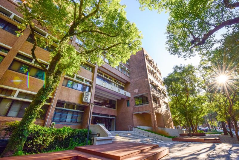 中原大學以理工起家的中原大學，積極推動跨領域整合與科研布局，展現厚實的研發基礎與跨域能量。  圖片來源：中原大學