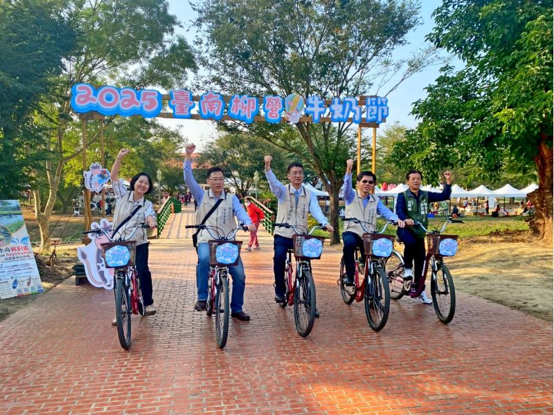 台南市柳營區長率領公所主任秘書及同仁領騎鐵馬出發