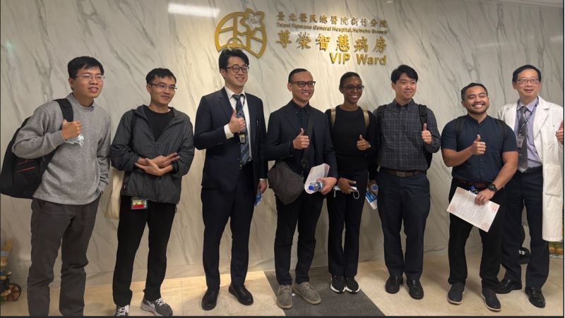 黃政斌副院長與藍強醫師帶領外籍醫師參訪智慧病房 圖片來源:北榮新竹分院 黃政斌副院長與藍強醫師帶領外籍醫師參訪智慧病房 圖片來源:北榮新竹分院