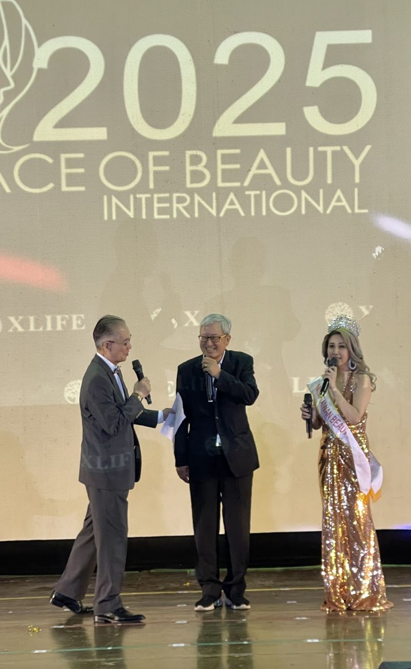 （圖二）大會評審團總評審為前高雄師範大學校長吳連賞（中間者）頒獎致詞中表示：審美標準與藝術文化一樣都是一種教育工程，其養成美好成果不僅需先天優勢條件，更需要後天努力厚學才能昇華完美。  圖片來源：攝影記者/陳苗生