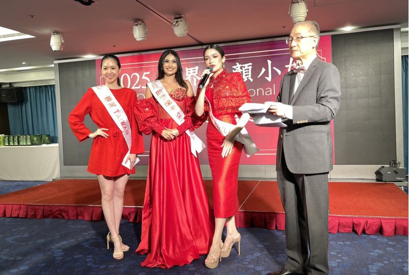 （圖三）台灣之光陳詩雅竹（左一）笛驚豔全場榮獲首輪才藝賽第三名與整體氣質獎，而斯里蘭卡小姐（左二）憑藉優雅細膩民族舞蹈奪下冠軍，亞軍由菲律賓小姐（右二）勇奪。  圖片來源：攝影記者/陳苗生