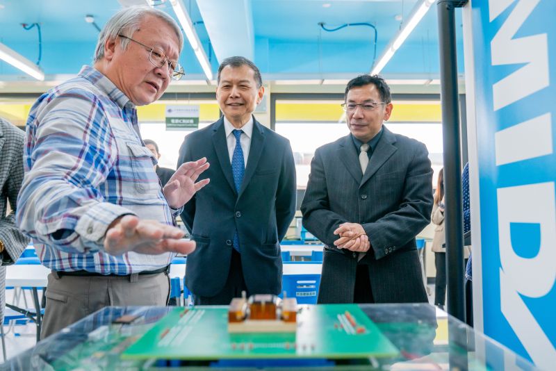 明新科大半導體人才培育基地前營運長暨跨域教材審定者趙守嚴(左),向泰國 SE-ED 副總裁 Dr. Meechoke(右)及 LiveABC 營運長 Edwin Zoan(中)介紹基地與類產線設備,三方對學校的實作教學能量表達高度肯定。 圖片來源:明新科大 明新科大半導體人才培育基地前營運長暨跨域教材審定者趙守嚴(左),向泰國 SE-ED 副總裁 Dr. Meechoke(右)及 LiveABC 營運長 Edwin Zoan(中)介紹基地與類產線設備,三方對學校的實作教學能量表達高度肯定。 圖片來源:明新科大