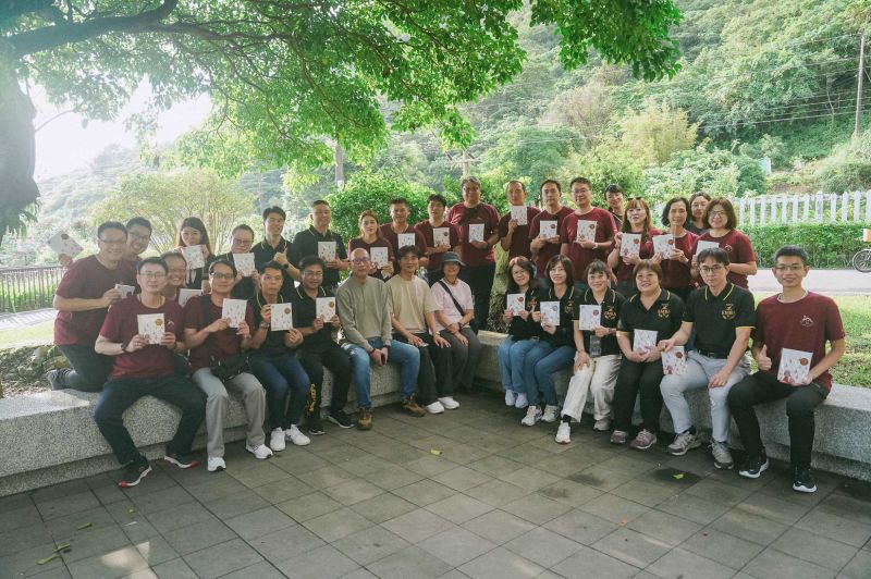 南大 EMBA 劉子歆院長於課程結尾贈書勉勵學生,象徵兩日見學的深度交流與收穫。 南大 EMBA 劉子歆院長於課程結尾贈書勉勵學生,象徵兩日見學的深度交流與收穫。