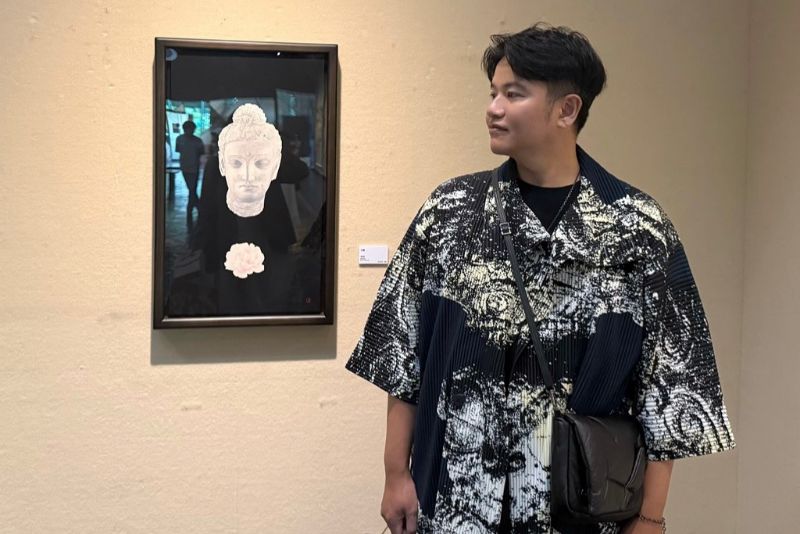 南大校友高義勝於臺南美展獲東方媒材類優選,於展場與得獎作品合影. 南大校友高義勝於臺南美展獲東方媒材類優選,於展場與得獎作品合影.