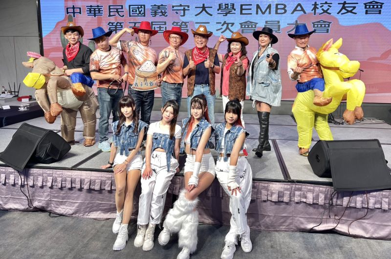 （圖一）跨屆同心、世代傳承EMBA校友情誼團聚交流更深厚，許多校友更表示，EMBA 校友會不僅是畢業後的聯誼組織，更像是能影響人生與事業的重要資源平台。  圖片來源：（攝影記者/陳苗生）