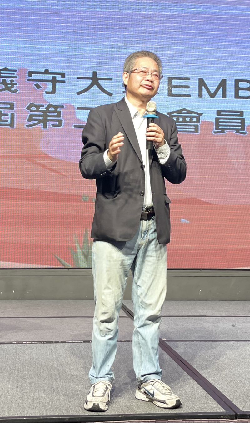 （圖二）義大副校長財金系教授李樑堅博士上台感性發言指出：義大在職專班/EMBA在台灣社會各界含產官學的知識組織成員力量深遠，在校友情誼與未來藍圖中將持續擴大。  圖片來源：（攝影記者/陳苗生）