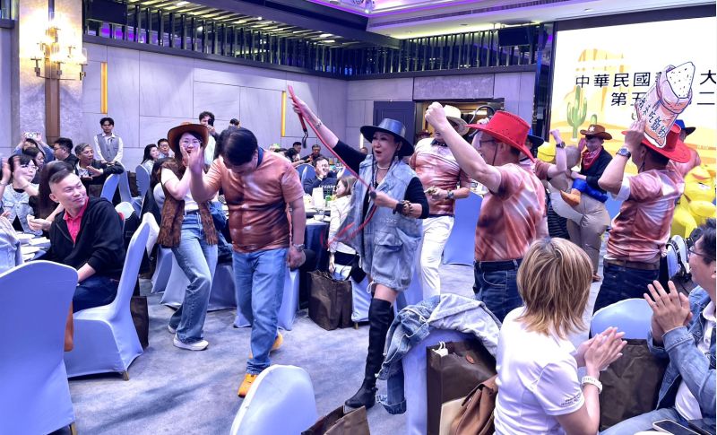 （圖三）「牛仔們集合了」一群由義大傑出校友及校系社團所組成的晚會主題、穿上牛仔裝曠野打扮的校友們，在眾多校友家庭成員或企業公司員工共同參與下熱情舞動，整場歡樂氣氛不減（圖中為EMBA第五屆校友會理事長.郝麗娟）  圖片來源：（攝影記者/陳苗生）