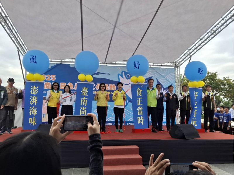 台南市農業局專門委員張順得、安南區長魏文貴、立法委員陳亭妃及與會來賓啓動儀式