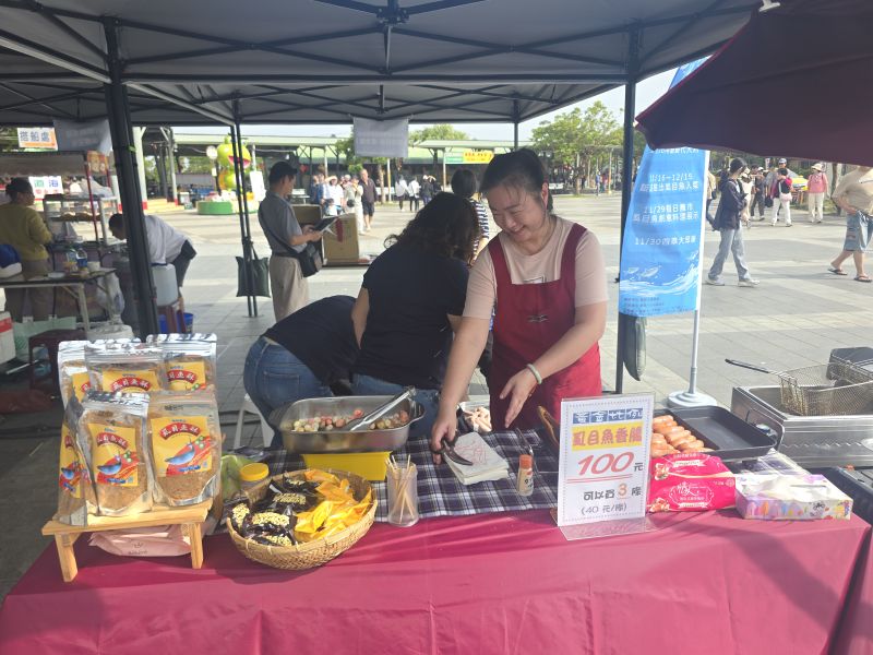 台南市第一漁權會現場展示推薦虱目魚產品。