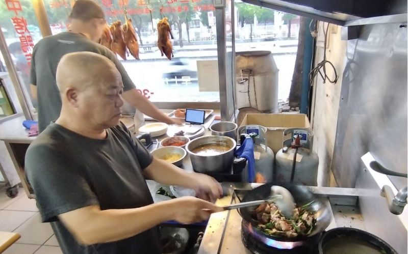 （圖一）曾老闆用蒜蔥爆香完，加入秘調甜麵醬，大火快炒到香味出來的炒鴨即完成，出爐後色香味俱全讓人垂涎欲滴。  圖片來源：攝影記者/陳苗生翻攝