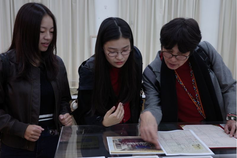 南大教務處學籍組提供前田正雄先生學籍與畢業史料，安倍潤子女士現場查閱父親留存於南大的珍貴紀錄
