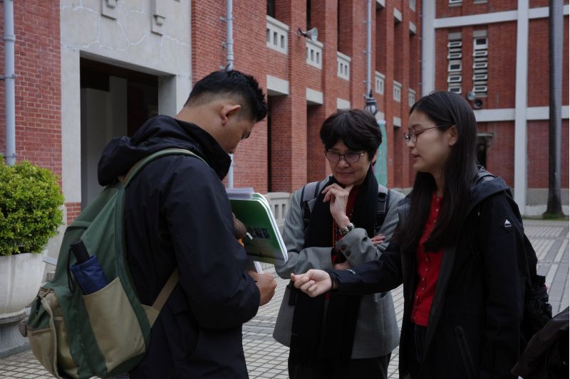 南大日籍學生桂一葉於校史導覽過程中協助進行說明與溝通，促進跨文化理解與交流。
