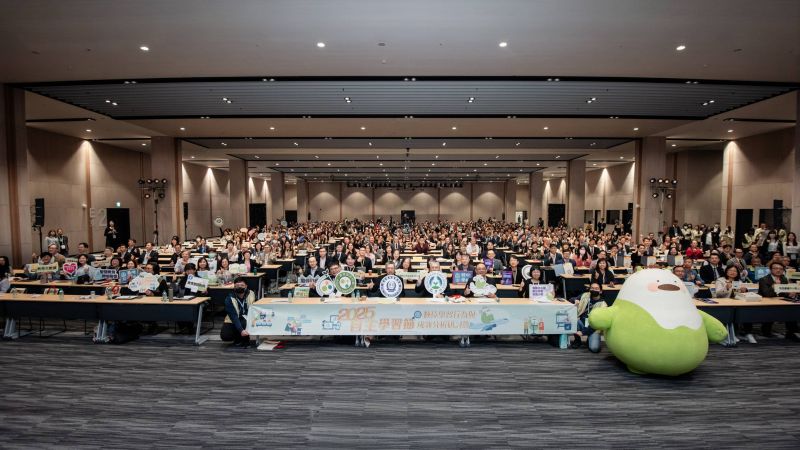 圖1.開幕式中與會人員與出席貴賓歡喜合照 圖1.開幕式中與會人員與出席貴賓歡喜合照