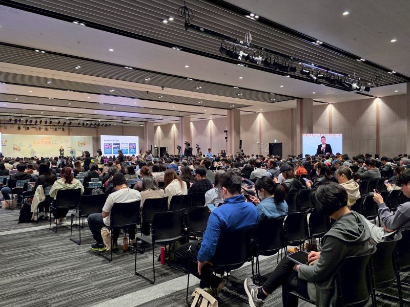 圖4.出席研討會學員專注聆聽及筆記要點 圖4.出席研討會學員專注聆聽及筆記要點