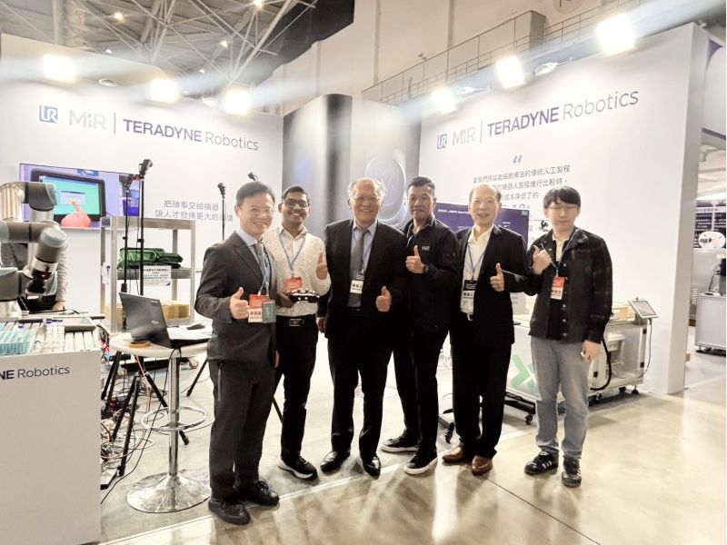 UR攤位左起商務開發經理戴志謙博士、軟體工程師Jagmohan Meher、筑波科技董事長許深福、Teradyne Robotics 商務發展經理王永迪、筑波科技營運長許棟材、耐思尼行政總監王重程  圖片來源：筑波集團