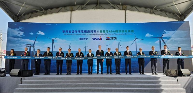 出席長官剪綵合照（右六依序為港務公司周永暉董事長、高雄市政府陳其邁市長、NKT公司Jens Due Olsen董事長、華新麗華公司焦佑倫董事長、總統府沈榮津資政顧問、經濟部何晉滄政務次長、華邦電子公司焦佑鈞董事長及台電公司曾文生董事長等）。