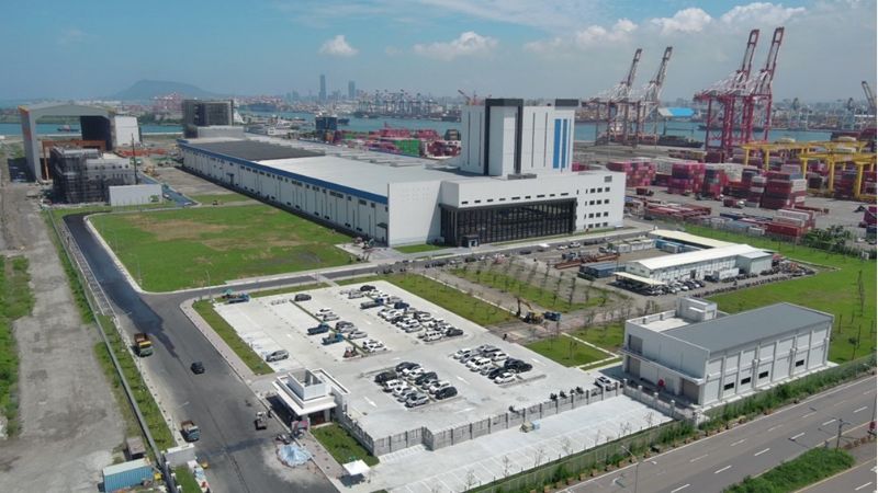 高雄港洲際貨櫃中心第一期計畫後線A6-A區海底電纜廠房。 高雄港洲際貨櫃中心第一期計畫後線A6-A區海底電纜廠房。