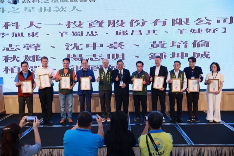 （圖一）歷屆各系傑出校友們表示雖體力不如當年，但晚會熱舞表演此心永遠年輕！回家（心繫母校）距離永遠不是問題。  圖片來源：攝影記者/陳苗生