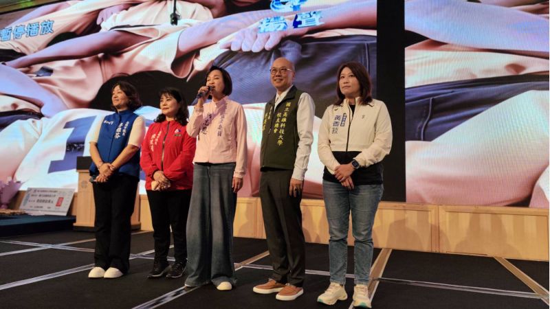 （圖二）將角逐明年底高雄市長選舉的國民黨立委柯志恩帶領者市議會國民黨黨團成員 李雅芬、陳玫娟、黃香菽、李眉蓁等議員女力問政團到場致意，長年專注台灣教育發展的柯志恩委員並肯定高科大朱溥霖總會長任內貢獻及高科大學術上的成果。  圖片來源：攝影記者/陳苗生