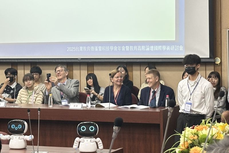 南大以凱比機器人開場展現智慧教育能量 為研討會揭開科技互動亮點. 南大以凱比機器人開場展現智慧教育能量 為研討會揭開科技互動亮點.