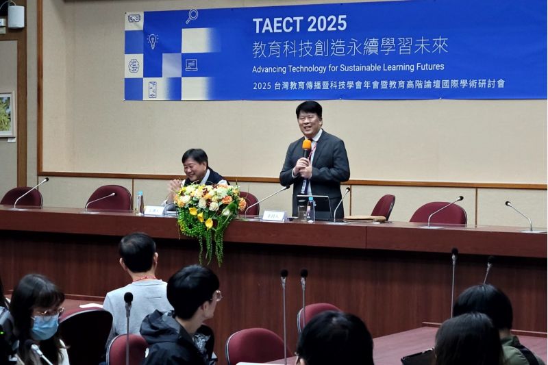 南大許誌庭院長主持專題講座 鄭新輝局長分享差異化教學與數位融入經驗. 南大許誌庭院長主持專題講座 鄭新輝局長分享差異化教學與數位融入經驗.