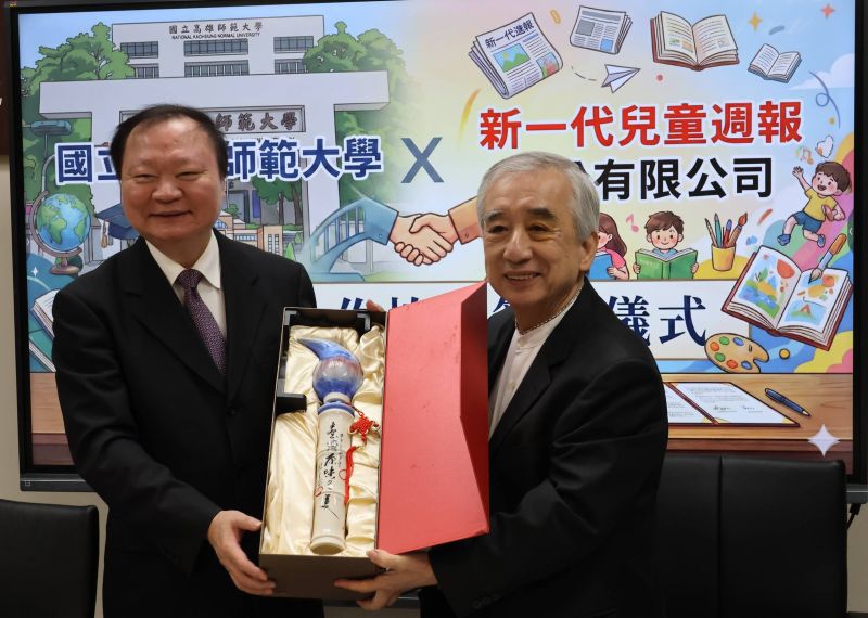 圖3.雙方代表互贈紀念品 圖3.雙方代表互贈紀念品