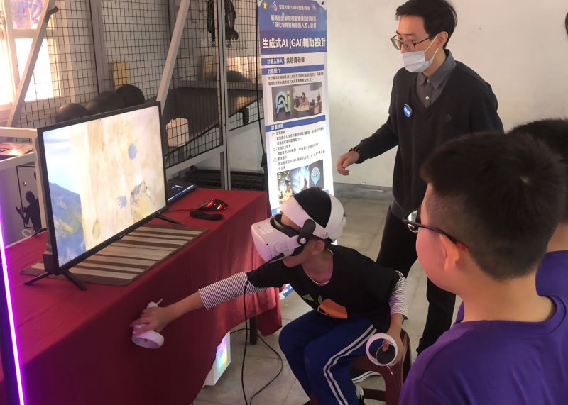 永吉國小學生在校慶活動中,體驗由玄奘視傳系師生開發的攀岩採藥VR遊戲 圖片來源:玄奘大學 永吉國小學生在校慶活動中,體驗由玄奘視傳系師生開發的攀岩採藥VR遊戲 圖片來源:玄奘大學
