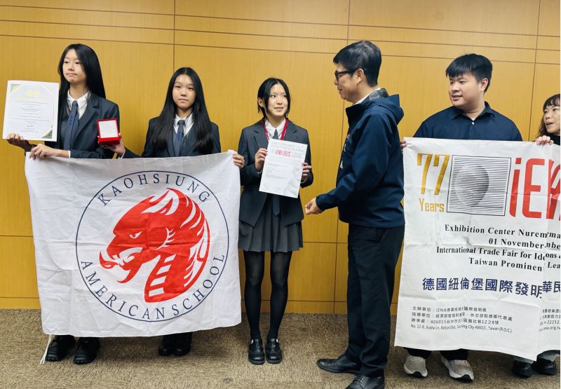 高雄美國學校學生施泱汝等人，在曾詠辰與汪清文老師帶領下，發明「下水道防堵裝置」，在今年德國紐倫堡國際發明展表現亮眼，奪下金牌。（高雄市府提供）