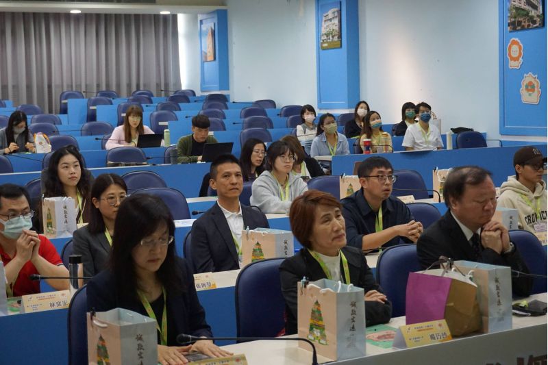 圖4.出席成果發表會人員專注聆聽專題發表與分享 圖4.出席成果發表會人員專注聆聽專題發表與分享