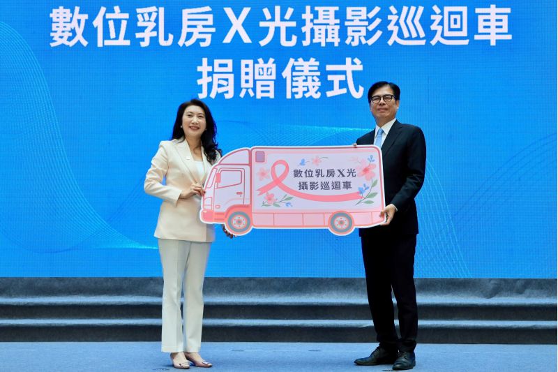 鴻海於典禮中捐贈「乳房X光攝影巡迴車」,以實際行動嘉惠女性市民。 鴻海於典禮中捐贈「乳房X光攝影巡迴車」,以實際行動嘉惠女性市民。