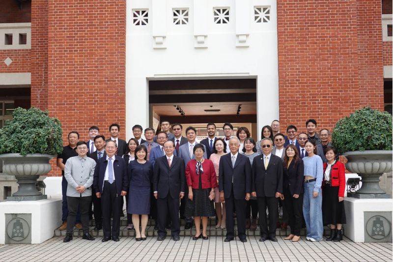 國立台南大學127年周年慶暨第38屆傑出校友表揚大會校長陳惠萍、立法院前院長王金平、前教育部長吳清基及與會來賓合影