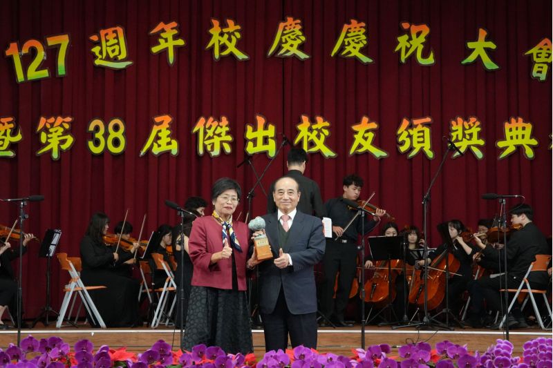 國立台南大學127年周年慶暨第38屆傑出校友表揚大會校長陳惠萍頒發特殊貢獻獎授予前立法院長王金平。  圖片來源：記者林清雲攝