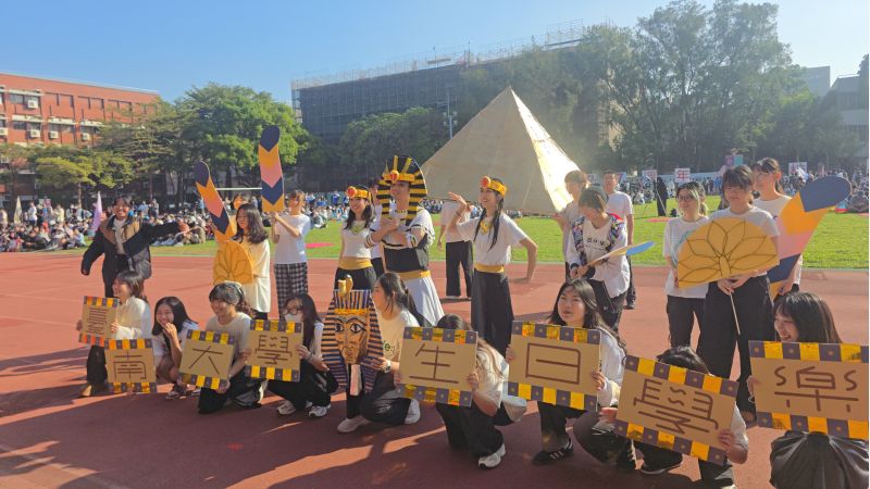 充滿活力的南大學生精彩表演慶祝校慶