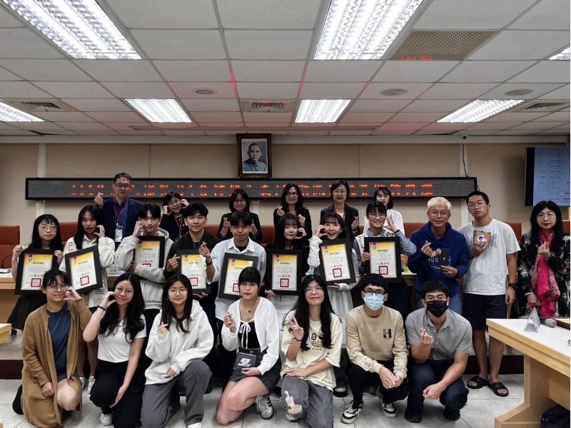 圖1.出席114年人權教育(含轉型正義)教案競賽頒獎典禮全體人員合影年人權教育(含轉型正義)教案競賽頒獎典禮獲獎者合影