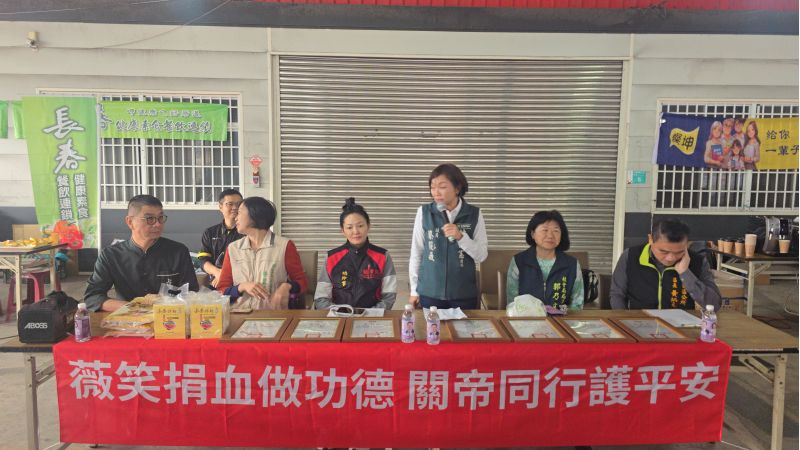 台南市議員蔡筱薇、台南市社會局長郭乃文、台南市衛生局副局長林碧芬、台南市東區區長黃炳元台南市關帝殿總幹事許雯婷、協辦來賓合影  圖片來源：記者林清雲攝