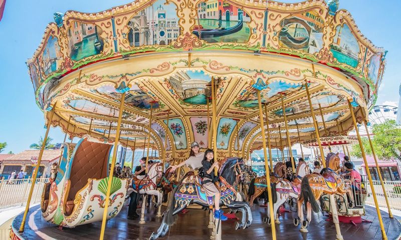 「心願放大卡」可享高雄13家百貨公司驚喜好禮與優惠，包括免費旋轉木馬搭乘、100元購物金、免費溜冰券、入會抽iPhone等。