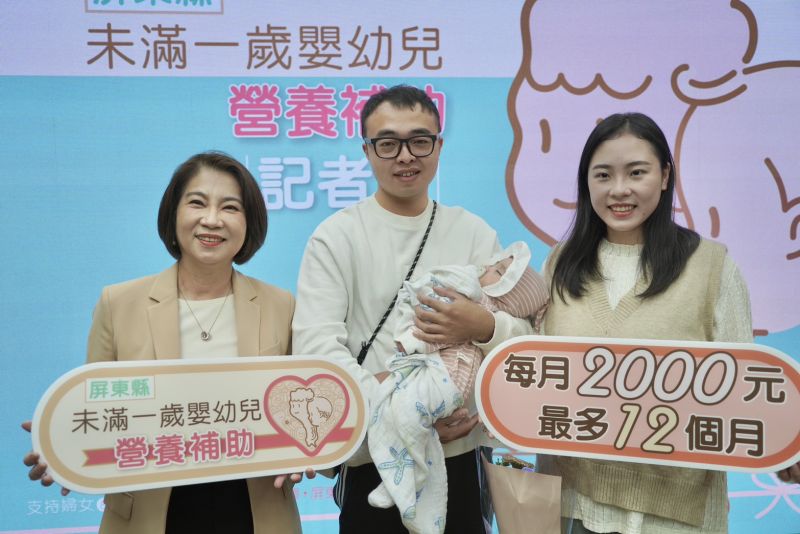 屏東縣長周春米（左）與吳昭瑩媽媽全家福合影