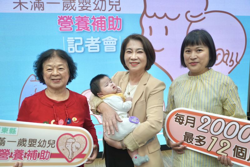 屏東縣長周春米（中），與周佳如媽媽全家福合影