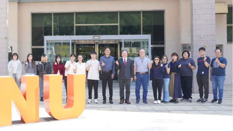 圖1.王政彥校長主持表揚儀式後與獲獎師生合影