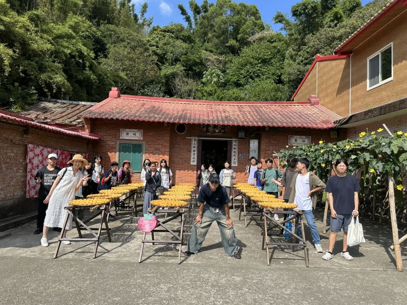 玄奘大學藝創系師生走訪味衛佳柿餅教育農園  圖片來源：玄奘大學