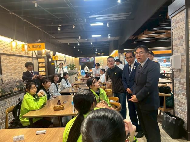 水上町長(黃市長旁西裝立者)率修學旅行團來訪