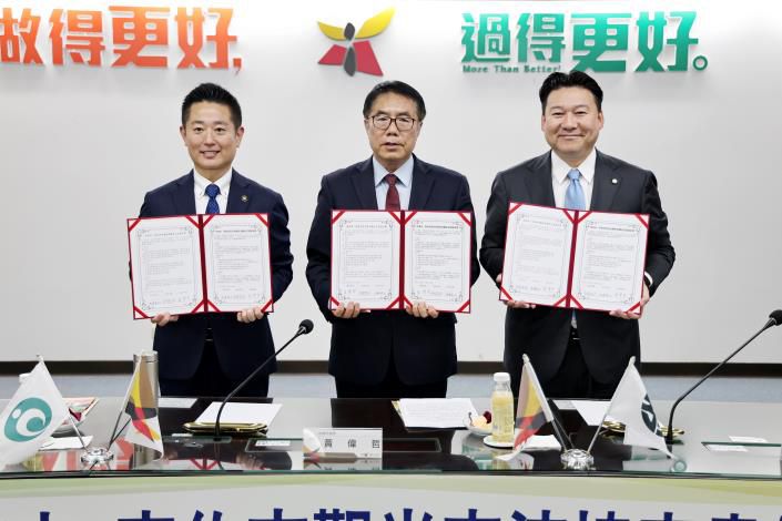 黃市長今年11月與別府市長(右一)、宇佐市長(左一)簽署三方締盟