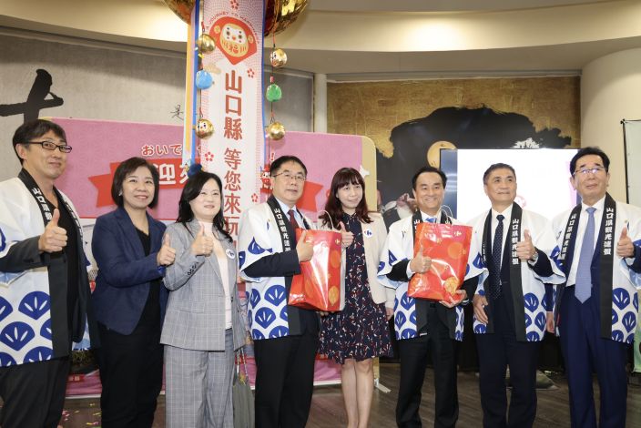 山口縣知事村岡嗣政(右三)來台南與黃市長連袂推廣山口縣觀光