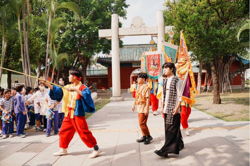 南大戲劇系學生在博物館空間中進行行走式演出,展現博物館劇場特色。 南大戲劇系學生在博物館空間中進行行走式演出,展現博物館劇場特色。