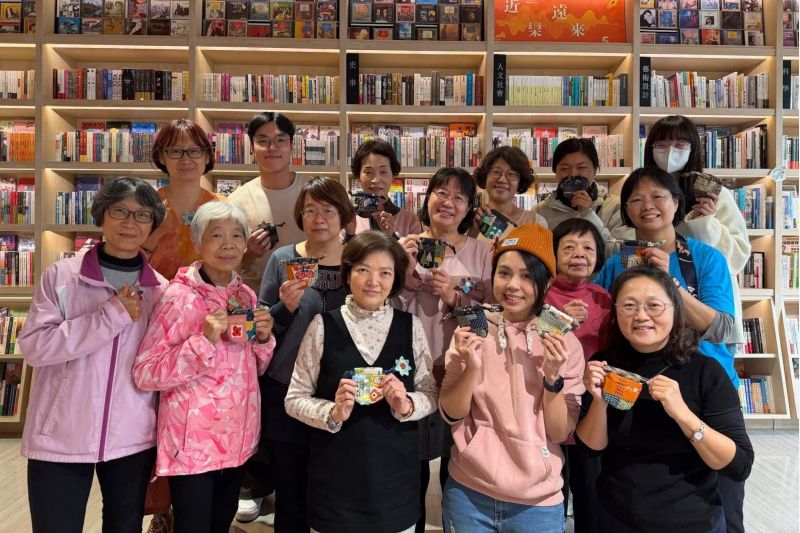 南大青銀共創完成拼布作品,與成品合影留下最溫暖的團體回憶。. 南大青銀共創完成拼布作品,與成品合影留下最溫暖的團體回憶。.