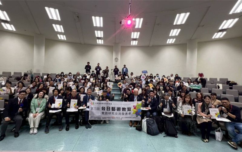 圖2.與會人員歡喜合影留念,紀錄此次交流盛況。 圖2.與會人員歡喜合影留念,紀錄此次交流盛況。