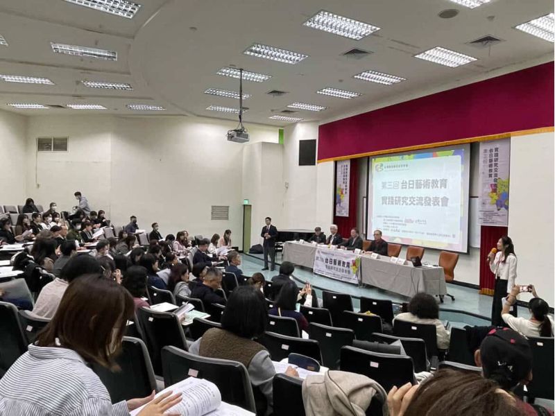 圖3.現場交流熱烈,充分展現台日雙方對學術研究的熱誠與精神。 圖3.現場交流熱烈,充分展現台日雙方對學術研究的熱誠與精神。