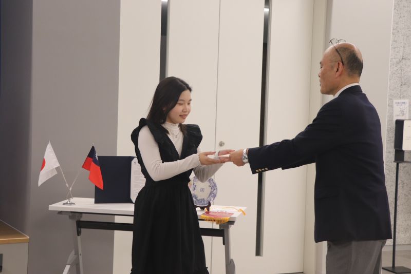 南大行管系學生完成交流課程後出席結業儀式,獲頒結業證書,為此次赴日學習歷程留下重要紀錄。 南大行管系學生完成交流課程後出席結業儀式,獲頒結業證書,為此次赴日學習歷程留下重要紀錄。