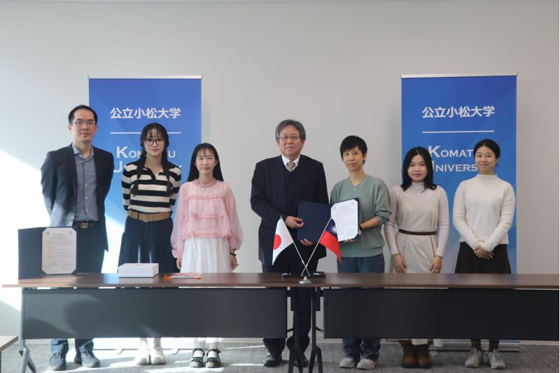 南大行管系李芸蘋老師與日本公立小松大學院長完成交流協定簽署,為台日行政管理學術合作開啟啓新頁 南大行管系李芸蘋老師與日本公立小松大學院長完成交流協定簽署,為台日行政管理學術合作開啟啓新頁